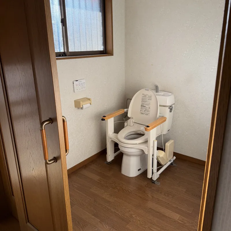 介護トイレ（入口側）